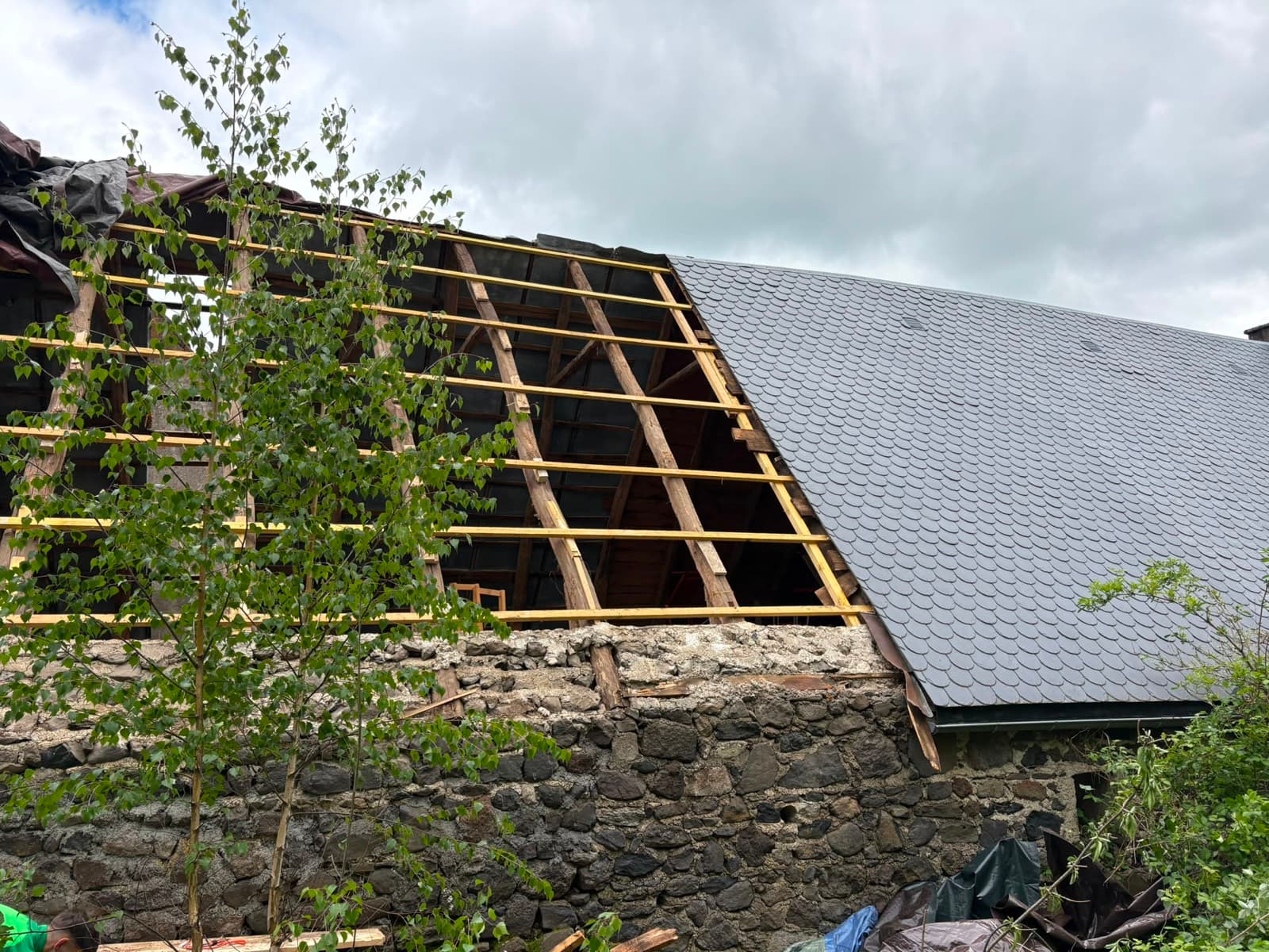 Toiture en tuiles neuve réalisée par pro couverture dans la Loire