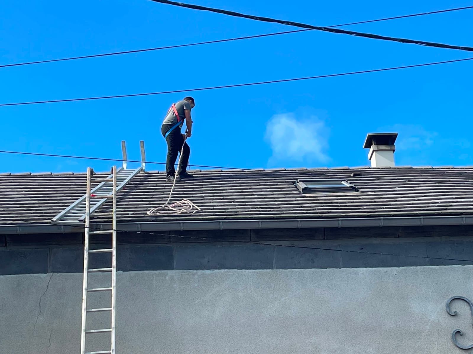Chantier de couverture sécurisé par échafaudage